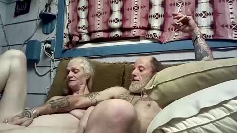 Snapshot of foxbodydave chatting on December 5, 2025, 10:35 am foxbodydave online show from December 5, 2025, 10:35 am