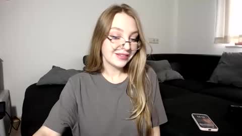 foxxialice online show from October 13, 2025, 12:16 pm