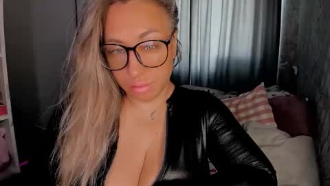 Snapshot of foxxxy__lady chatting on October 12, 2025, 4:22 am Kris online show from October 12, 2025, 4:22 am