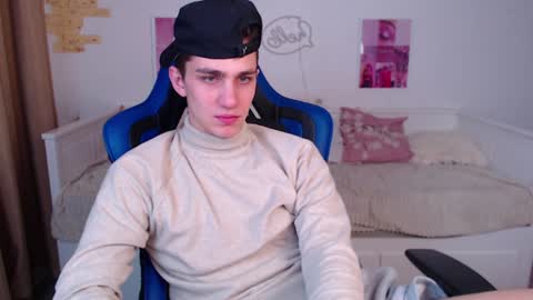 Snapshot of frank_mooree chatting on December 16, 2024, 3:19 am Frank online show from December 16, 2024, 3:19 am