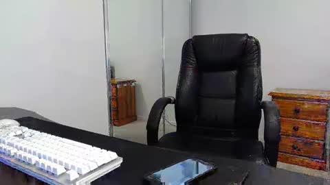 Snapshot of fraser_guilen chatting on February 24, 2025, 11:52 pm Fraser online show from February 24, 2025, 11:52 pm