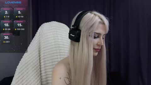 Snapshot of fraulein_mooon chatting on January 3, 2025, 10:19 pm Asya UwU online show from January 3, 2025, 10:19 pm