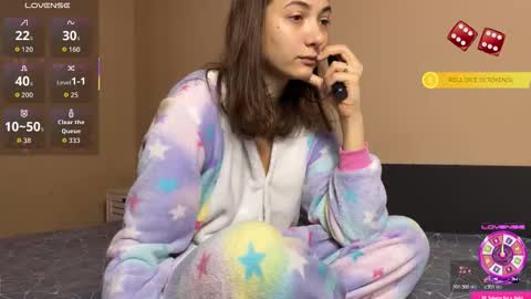 FreyaOliver online show from October 19, 2025, 9:43 am