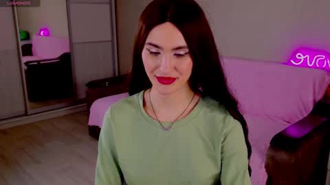 Snapshot of fridacure chatting on January 10, 2025, 8:04 pm Frida online show from January 10, 2025, 8:04 pm
