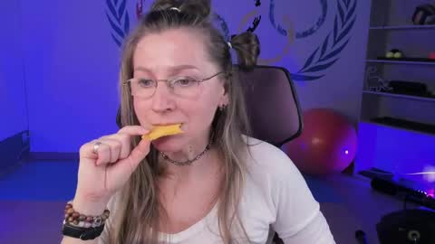 Snapshot of fridatander chatting on February 10, 2025, 12:08 pm Frida Tander online show from February 10, 2025, 12:08 pm