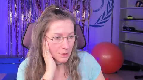 Snapshot of fridatander chatting on February 24, 2025, 9:10 am Frida Tander online show from February 24, 2025, 9:10 am