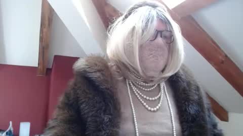 Snapshot of fursdany chatting on November 8, 2025, 9:31 am Dany online show from November 8, 2025, 9:31 am