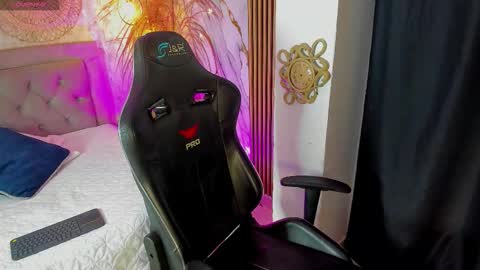   online show from October 21, 2025, 1:12 pm