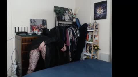 HOT  online show from October 18, 2025, 10:27 am