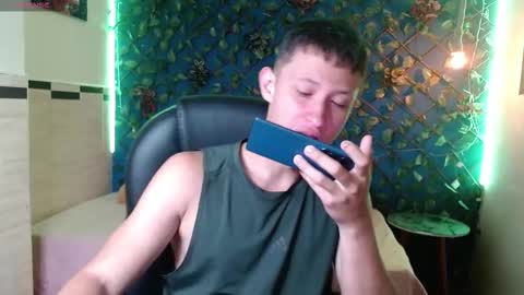 garuo_18 online show from November 18, 2025, 3:12 am