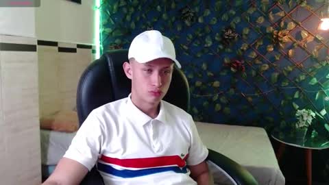 garuo_18 online show from November 25, 2025, 3:39 am