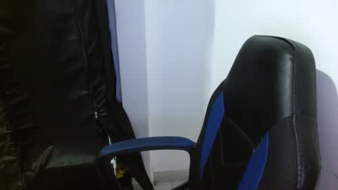 Snapshot of gatika_sexy chatting on December 1, 2025, 3:00 am katia online show from December 1, 2025, 3:00 am