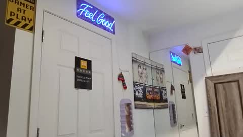 Snapshot of geekedoutlabs chatting on October 10, 2025, 8:35 am Zanecubano online show from October 10, 2025, 8:35 am