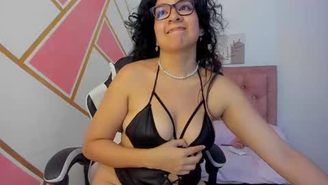 Gia online show from September 12, 2025, 4:01 am