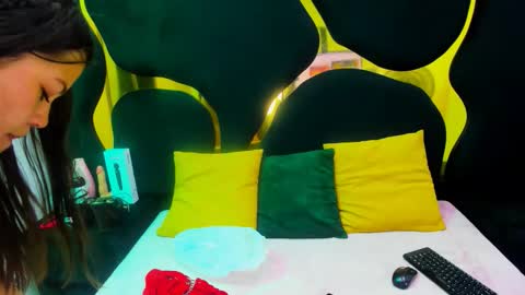 GiannaJohnson online show from December 4, 2025, 2:43 am