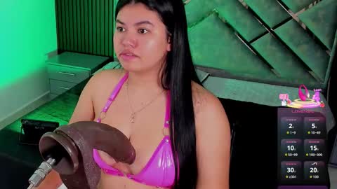 Snapshot of giiabloom chatting on October 12, 2025, 11:53 am giia online show from October 12, 2025, 11:53 am