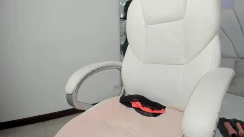 Snapshot of ginebra_ness chatting on November 19, 2025, 1:00 pm Ginebra Ness online show from November 19, 2025, 1:00 pm