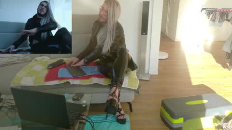 GingerPink online show from December 17, 2025, 12:11 pm