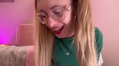 Snapshot of girl_i_am chatting on December 23, 2024, 5:11 pm Nikki online show from December 23, 2024, 5:11 pm