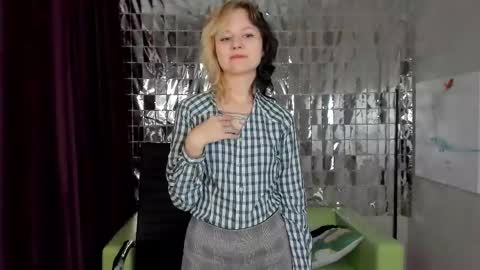Snapshot of girl_next_doorr chatting on December 28, 2024, 12:24 pm girl_next_doorr online show from December 28, 2024, 12:24 pm
