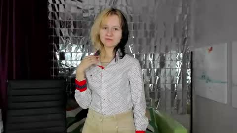 Snapshot of girl_next_doorr chatting on January 3, 2025, 12:19 pm girl_next_doorr online show from January 3, 2025, 12:19 pm