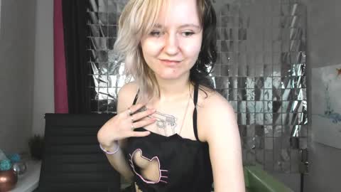 Snapshot of girl_next_doorr chatting on January 18, 2025, 3:27 pm girl_next_doorr online show from January 18, 2025, 3:27 pm