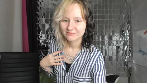 Snapshot of girl_next_doorr chatting on January 19, 2025, 12:39 pm girl_next_doorr online show from January 19, 2025, 12:39 pm