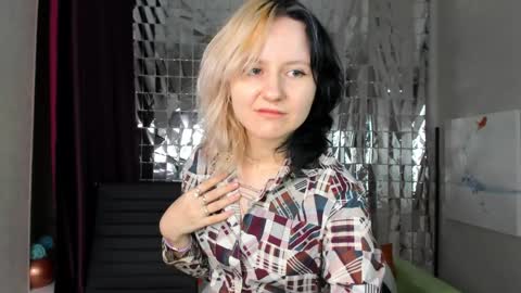 Snapshot of girl_next_doorr chatting on January 25, 2025, 12:16 pm girl_next_doorr online show from January 25, 2025, 12:16 pm