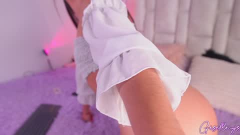 Snapshot of giselle_js chatting on February 7, 2025, 7:49 pm Instagram gisellee 22 online show from February 7, 2025, 7:49 pm