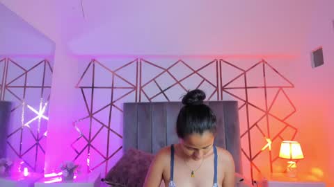 Snapshot of giselle_roldan chatting on January 15, 2025, 12:04 pm GISELLE ROLDAN online show from January 15, 2025, 12:04 pm