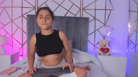 Snapshot of giselle_roldan chatting on February 7, 2025, 5:51 pm GISELLE ROLDAN online show from February 7, 2025, 5:51 pm