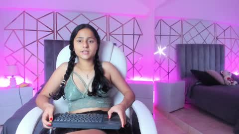 Snapshot of giselle_roldan chatting on February 17, 2025, 11:44 am GISELLE ROLDAN online show from February 17, 2025, 11:44 am