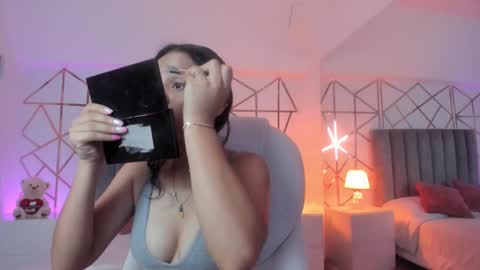 Snapshot of giselle_roldan chatting on February 26, 2025, 12:03 pm GISELLE ROLDAN online show from February 26, 2025, 12:03 pm