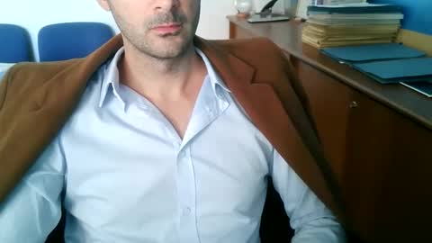 giuseppevai1 online show from November 6, 2025, 10:38 am