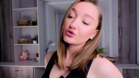 Snapshot of gloryturbes chatting on November 3, 2025, 11:33 am Mary  online show from November 3, 2025, 11:33 am