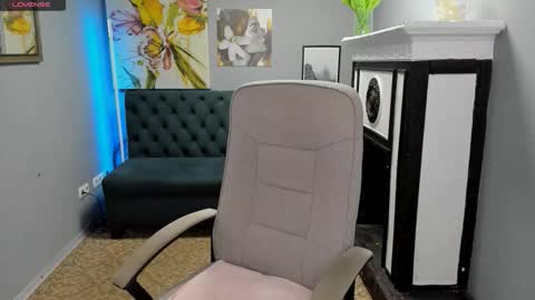 Snapshot of golden__rose chatting on October 7, 2025, 11:40 am golden__rose online show from October 7, 2025, 11:40 am