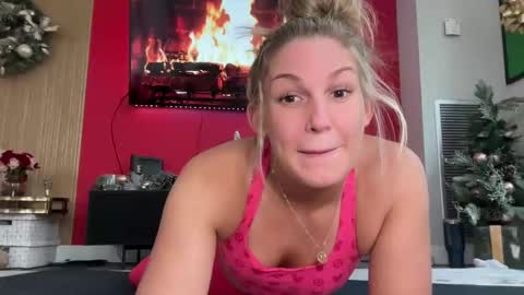 Snapshot of graciemae_baexx chatting on December 6, 2024, 6:39 pm Gracie Mae online show from December 6, 2024, 6:39 pm