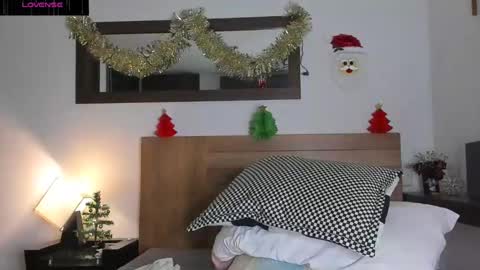 Snapshot of greeneyes_col chatting on December 8, 2024, 3:43 am Juan online show from December 8, 2024, 3:43 am