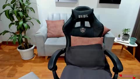 Snapshot of greta_miss chatting on January 30, 2025, 2:27 am  Emmy  online show from January 30, 2025, 2:27 am