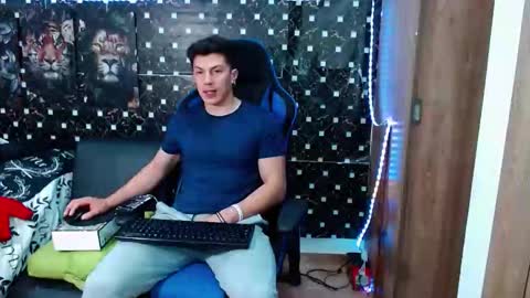 Snapshot of griego01 chatting on October 9, 2025, 12:30 am griego01 online show from October 9, 2025, 12:30 am