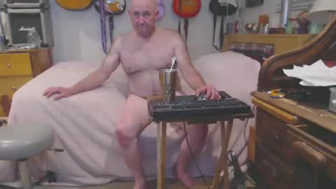 Snapshot of guitarsexgod chatting on February 28, 2025, 8:53 am Mario online show from February 28, 2025, 8:53 am