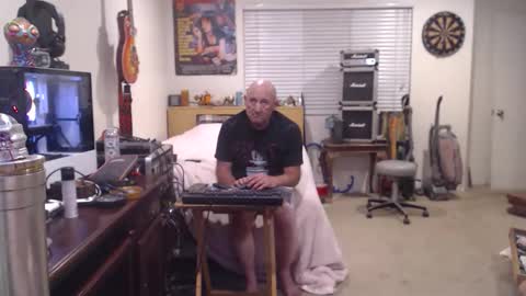 Snapshot of guitarsexgod chatting on December 4, 2025, 10:57 am Mario online show from December 4, 2025, 10:57 am