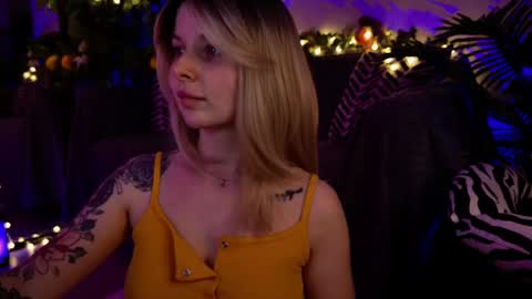 Snapshot of gwenhilton chatting on February 13, 2025, 5:48 am gwenhilton online show from February 13, 2025, 5:48 am