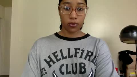 gyalxoxo online show from October 9, 2025, 3:21 pm