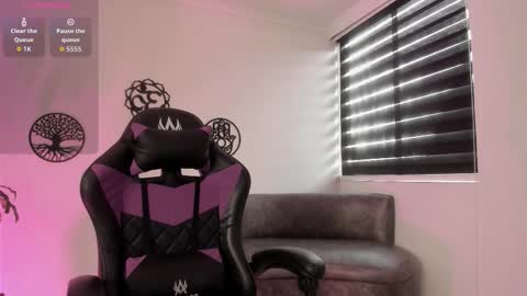 Hailee online show from November 14, 2025, 3:22 pm