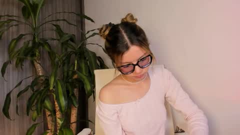 Hailey online show from November 11, 2025, 1:49 am