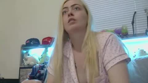 Snapshot of haileyakuma69 chatting on December 14, 2025, 10:14 pm Hailey and d online show from December 14, 2025, 10:14 pm