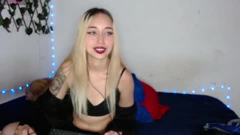 Snapshot of hallie_cam chatting on October 2, 2025, 8:05 pm reashell online show from October 2, 2025, 8:05 pm