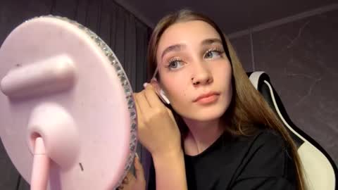 Holly online show from November 3, 2025, 6:42 pm