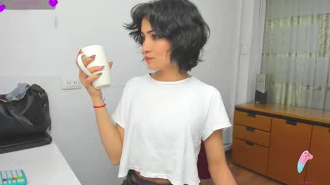 Snapshot of hanna_chloe chatting on September 17, 2025, 4:19 pm Sara online show from September 17, 2025, 4:19 pm